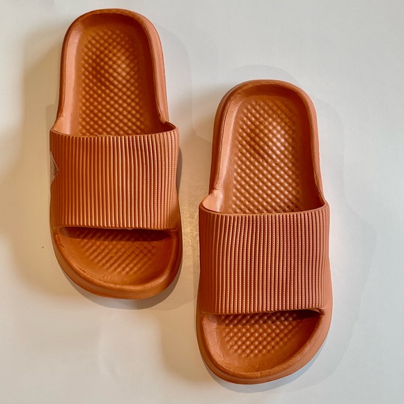 Womens Lightweight Non-Slip Slides - Picture 2 of 3